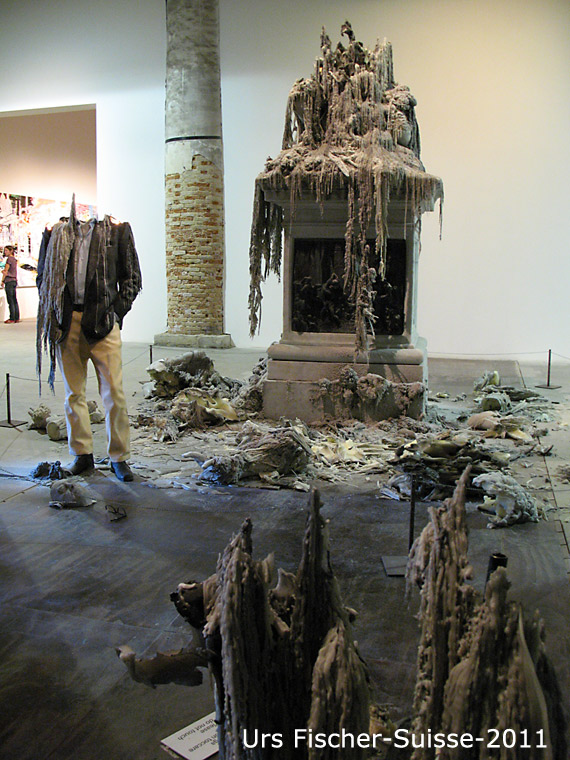 138-urs-fischer-3-sculptures-en-bougie-2011
