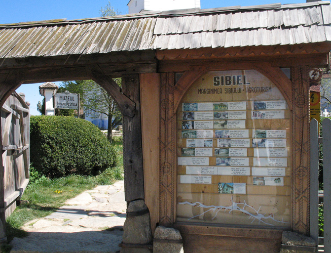 Sibiel – entrée de l’enclos paroissial et plan des chambres d’hôtes.