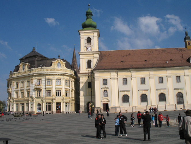 Hôtel de Ville de Sibiu et l’ Eglise Catholique – Grand Place – Piata Mare.