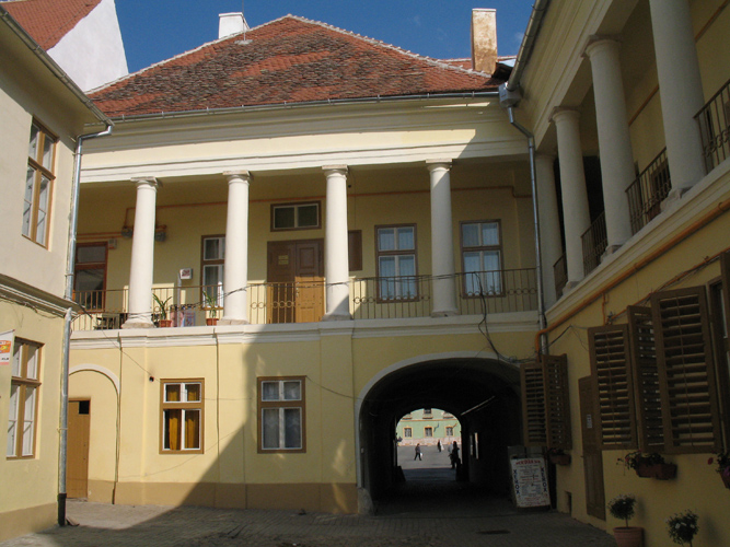 Sibiu – cour collective restaurée , autrefois  établissement commercial.