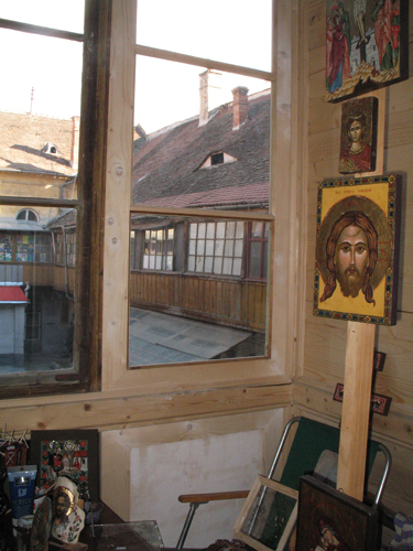 Atelier d’une artiste-peintre d’icônes sur verre, dans une cour intérieure.