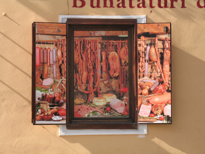 devanture d’une charcuterie à Sibiu.