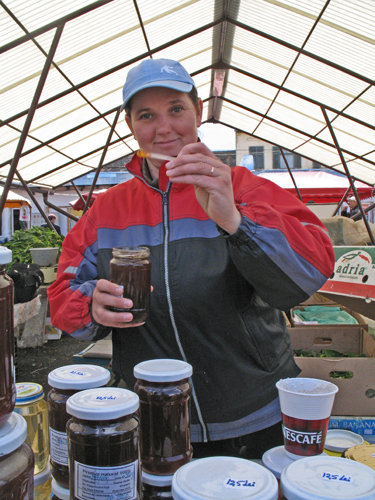 apicultrice  au marché de Sibiu.