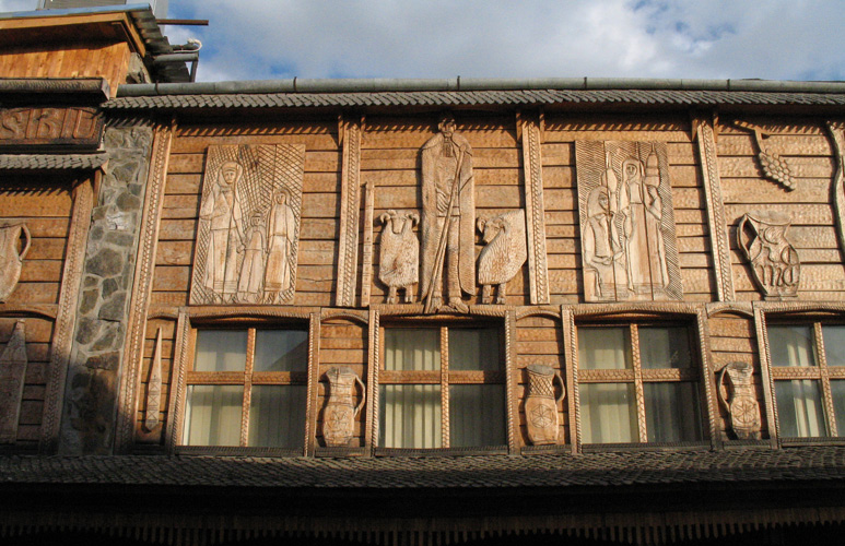 façade en bois, sculptée, d’une  maison de Sibiu.